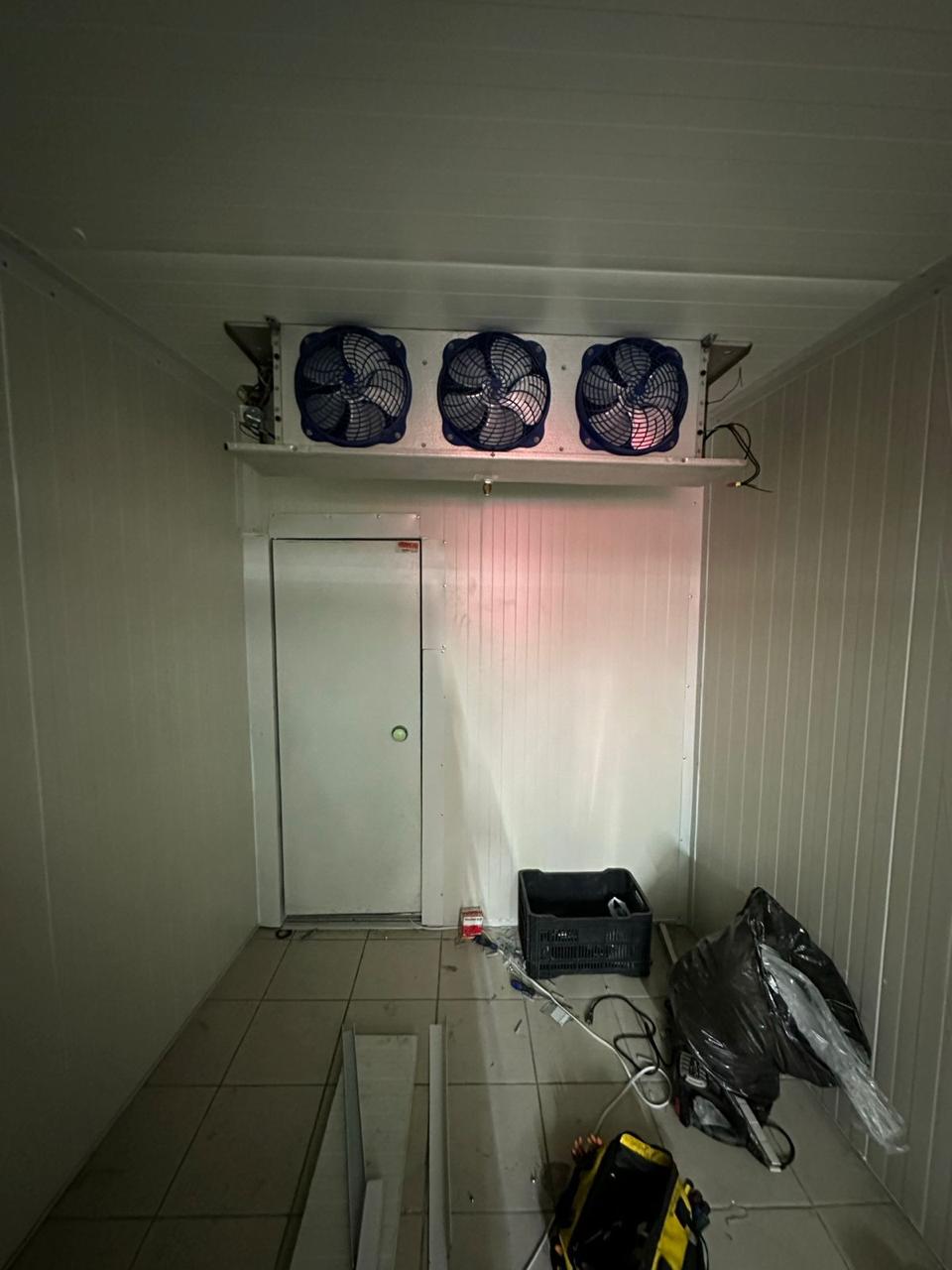 Cuarto frío comercial con evaporador de tres ventiladores instalado profesionalmente.