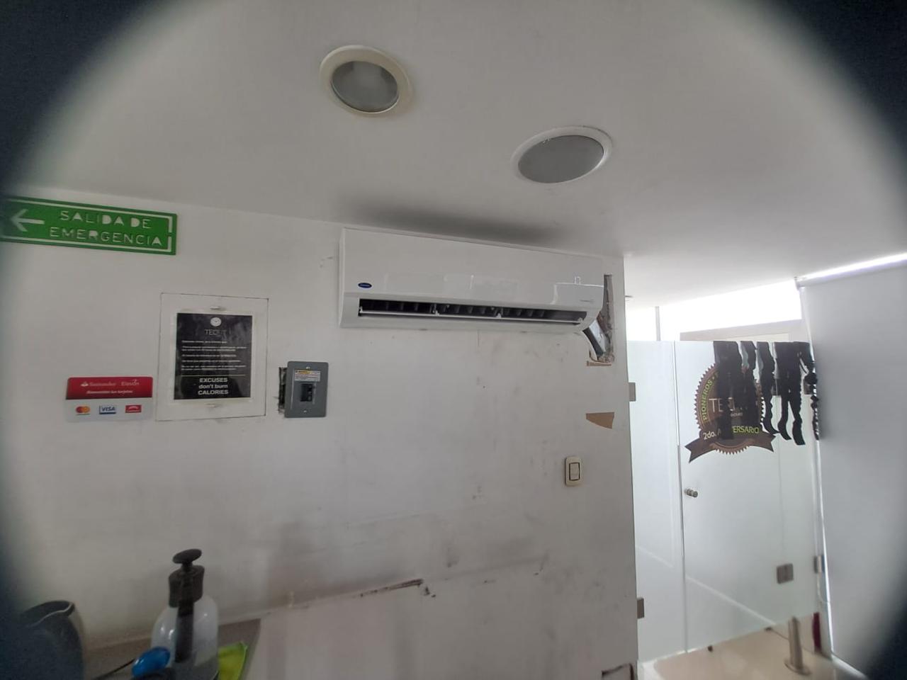 Equipo Carrier instalado en el interior de un gimnasio.