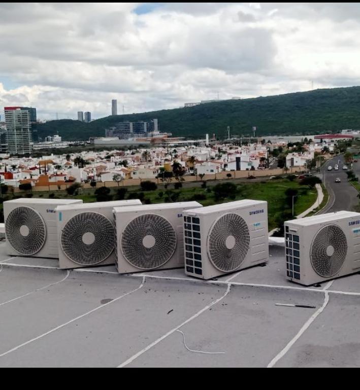 Batería de condensadores Samsung instalados en azotea con vista panorámica de Querétaro.