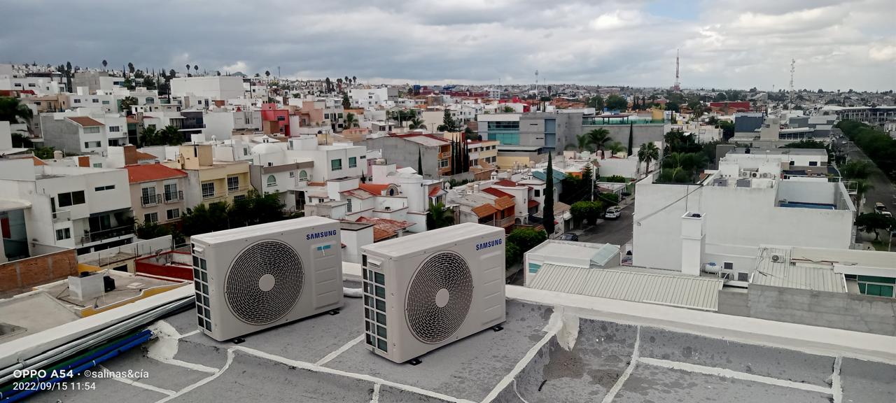 Dos condensadores Samsung en azotea con vista a Querétaro.